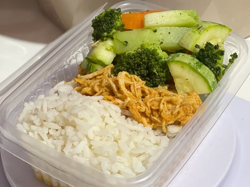 Marmita de frango com arroz e legumes